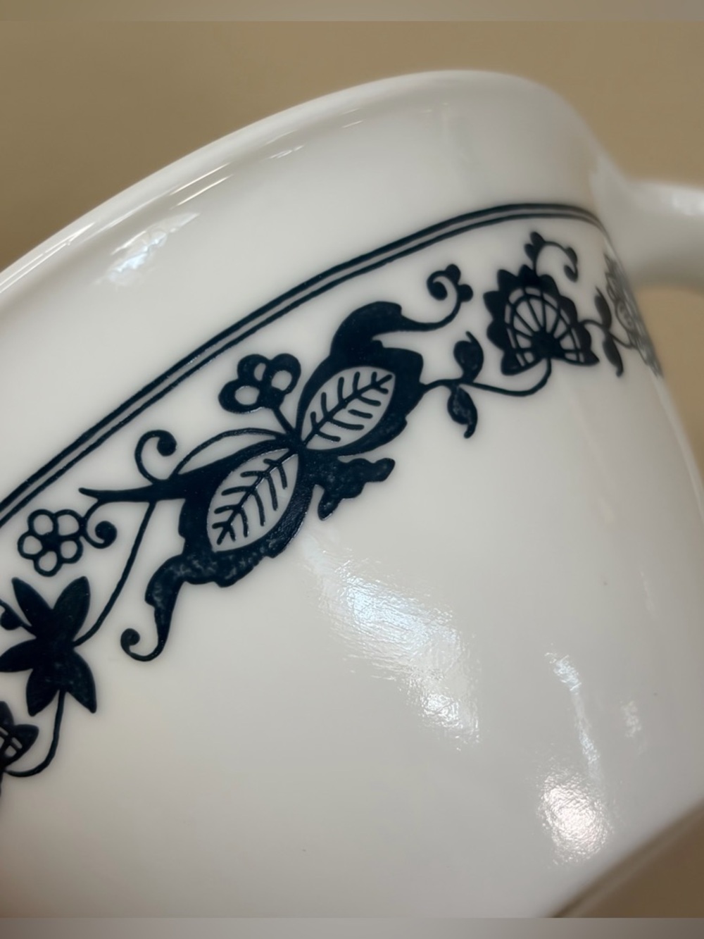 Corelle’s Old Town Blue Onion Hook Handle Cup - Picture 3 of 10